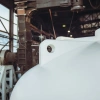 Емкость ЦКТ 3000 л с патрубком 90мм с фланцем под плотность до 1,2 г/см³ белая в обрешетке с лестницей